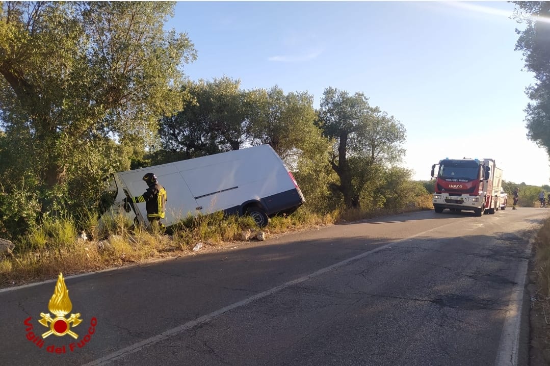 Ostuni Incidente Stradale Un Furgone Finisce Fuoristrada Idea Radio