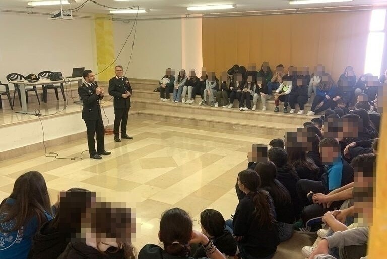 Carovigno: I Carabinieri incontrano gli studenti - Idea Radio nel