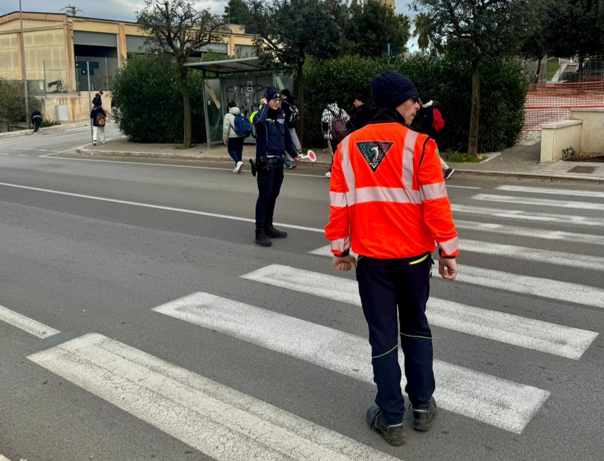 Martina Franca: Vigilanza davanti alle scuole