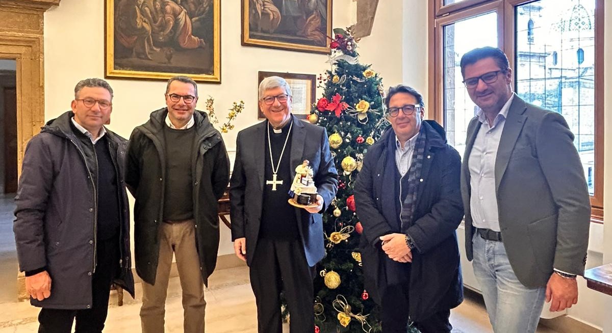 Oria: Confartigianato e Coldiretti donano statua  presepe al Vescovo